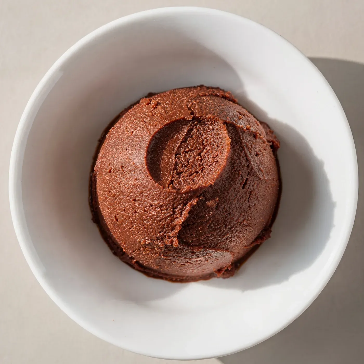 Mörkt rödbrun aka-miso i en vit skål
