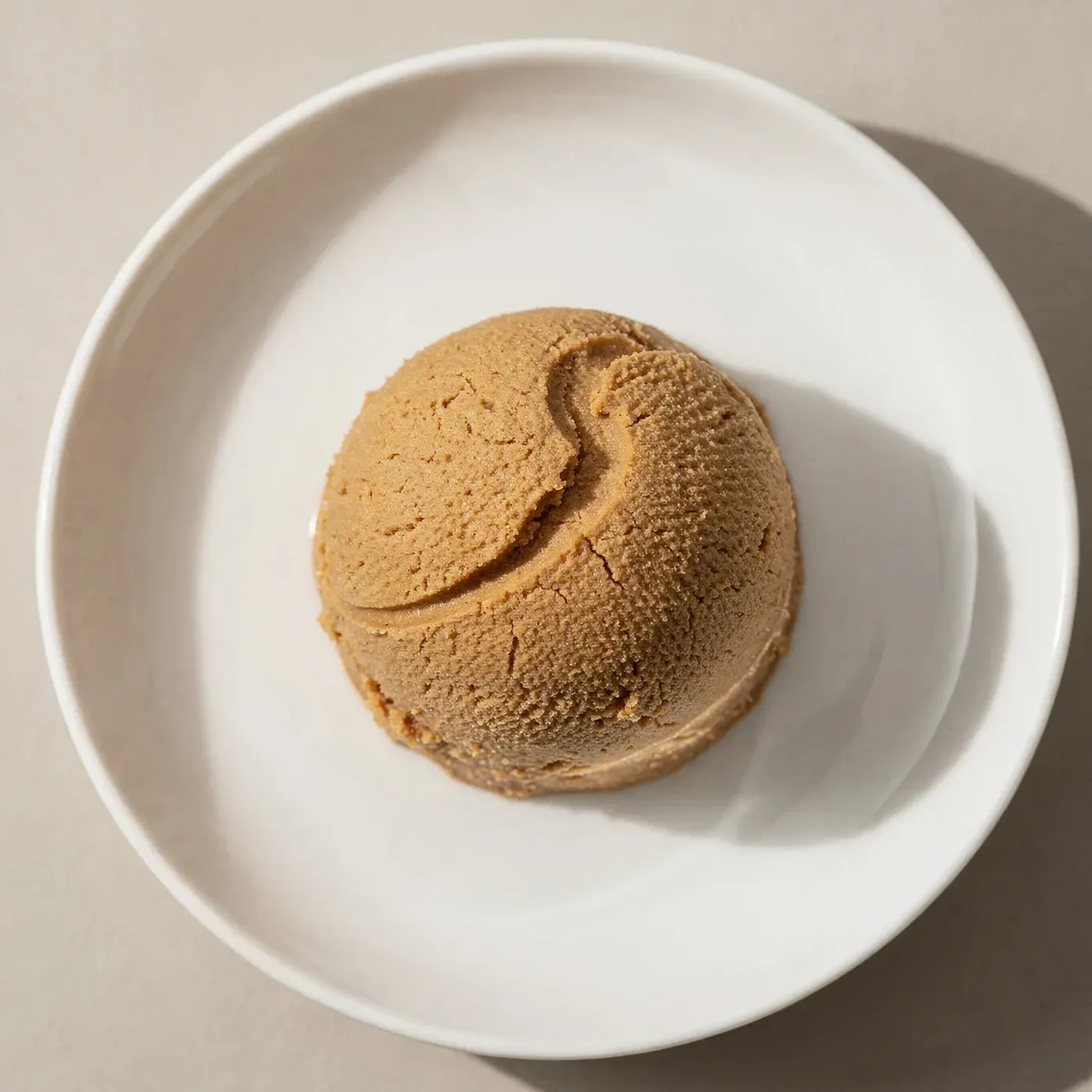 Mellanbrun awase-miso i en vit skål