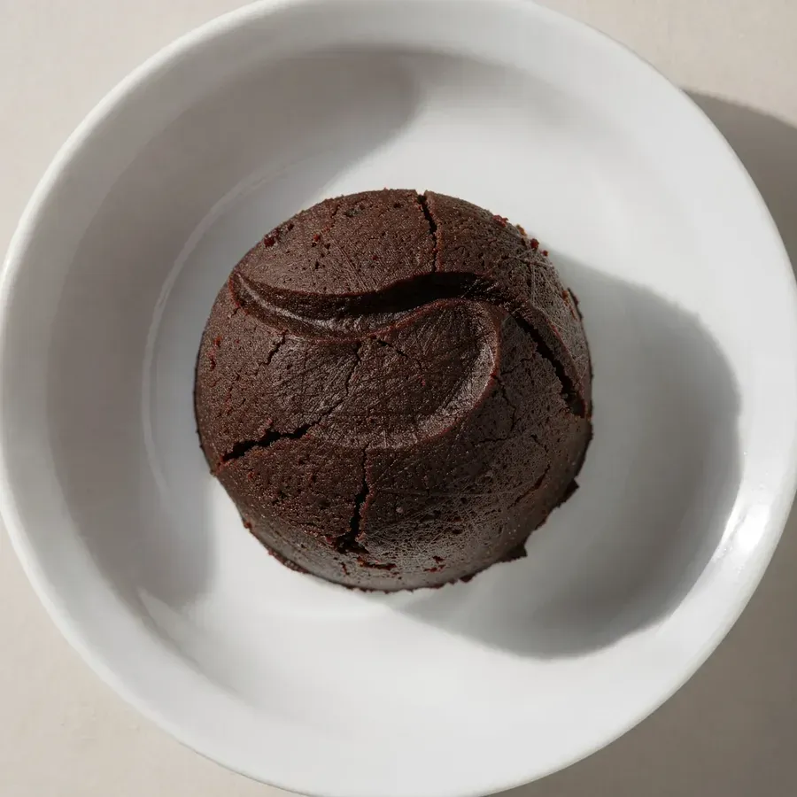 Nästan svart hatcho-miso i en vit skål
