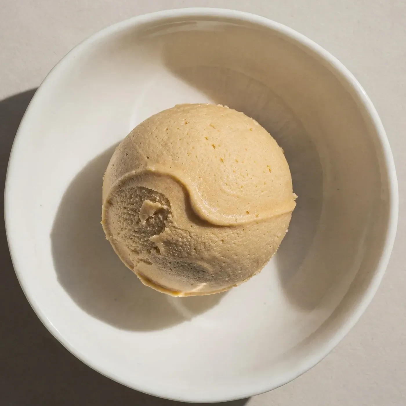 Ljus shiro-miso i en vit skål