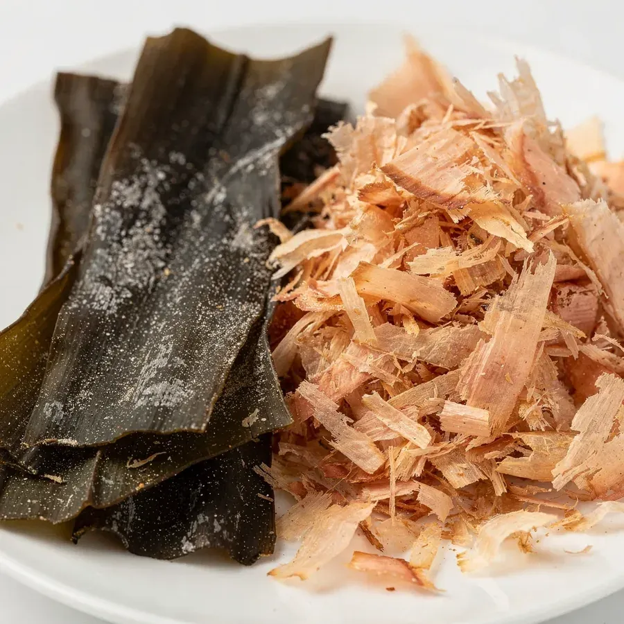 Kombu och hyvlad katsuobushi sida vid sida